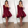 2020 Burgundowe sukienki koktajlowe długie rękawy głębokie v szyja satynowe pliski krótkie strój balowy