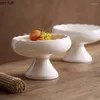 Miski czyste białe nogawki ceramiczne miski z przekąskami deser budynia restauracyjna kuchnia molekularna specjalność stołowa