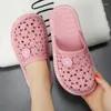 Chaussures décontractées Femmes à la maison Sandales enveloppées Foot Hollow Trou silencieux Anti-slip Lazy People Fashion Mode Ouster Wear Slippers Summer