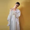 Robes décontractées élégant robe satinée blanche vintage perles volants fêtard femelles printemps slash cou de bal de mari