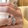 Brand Westwoods Double Layered 2-in-1-Ring strahlt ein Gefühl von Luxus mit abnehmbarer funkelnder Diamantkrone und Lichtringnagel aus