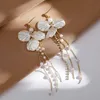 Étalon 2022 Coréen Nouveau arrivée Clip de fleur de perle sur les boucles d'oreilles Chaîne de perle de tempérament