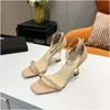 Chaussures à talons hauts classiques Designer Femmes habillées chaussures satin Iraza Haute Couture Career Pumps 8,5 cm High High Sexy Square Head Head Wedding Shoe 35-42 avec boîte 10a