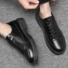 Chaussures décontractées en cuir masculin 2024 Printemps et d'été Version coréenne de l'homme Verséen exquise Black Work Zapatos