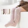 Chaussettes pour enfants au printemps automne et hiver coréen strip de fleur genou chaussettes hautes enfants et filles chaussettes chaudes pour les nourrissons et les nouveau-nés D240513