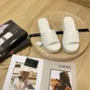 sandali famosi designer donne vetrini di lusso canale sandali piattaforma piattaforma per donna gomma con fibbie papà trapuntato sandalo in pelle nera spiaggia scarpe per bambini