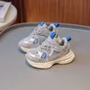 Sneakers Chaussures pour enfants Couleur assortie des chaussures de sport de style coréen cool 2023 Nouveaux chaussures de sport pour enfants en maille d'été d240513
