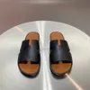 Designer Mens tofflor Slides Izmir Leather Suede Flat Heels Mules Sliders For Man Man Summer Room Outdoor Walk Sandaler Luxury Claquette Pantoufle 20