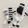 Chaussettes pour enfants chaussettes de sport à rayures blanches et noires pour écoles pour enfants bas de genou coréen Produits bébé pour garçons et filles D240513