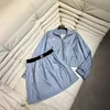 Zweiteilige Kleiderdesigner -Marke 24 Frühlings-/Sommer Neues Produkt MIU -Serie Alter reduzieren Wind Dünnstil Rush Coat Halbrock Nebel Eis transparent Blau Nylon Set DSM1