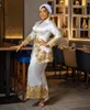 Eleganti abiti da sera di guaina bianchi arabi con appliques in pizzo dorato a maniche lunghe a v-scollo abiti da festa formali 2024 abito madre della sposa