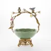 Tigelas decoração de casa de luxo que serve porcelana de porcelana de porcelana dourada em forma de cor verde cor de cesta com estátua de pássaro frutas de latão