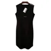 مصمم الفساتين غير الرسمية مصممة للنساء رسالة الموضة الصيفية طباعة فستان أسود نسائي شاطئ