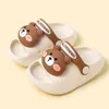 Baby Slippers Kids Sapatos Sapatos Verão Cartoon Bear Boys Bear meninos meninas infantis crianças confortáveis sandálias NONSLIP 240511