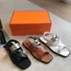 Donne di alta qualità Sandals genuino sandali in pelle Luxury Designer Slifori classici in metallo Classa in metallo Flat estivo Flat Cash Crass Cinghia Scarpe da spiaggia Slingback Beach