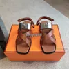 Donne di alta qualità Sandals genuino sandali in pelle Luxury Designer Slifori classici in metallo Classa in metallo Flat estivo Flat Cash Crass Cinghia Scarpe da spiaggia Slingback Beach