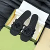 Slippare Designer Sandaler Womens Slides White 2024 New Summer Flat Beach Slippers Luxury Designer Shoes EU35-41