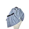Zweiteilige Kleiderdesigner -Marke 24 Frühlings-/Sommer Neues Produkt MIU -Serie Alter reduzieren Wind Dünnstil Rush Coat Halbrock Nebel Eis transparent Blau Nylon Set DSM1