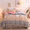 Beddengoed stelt de vierdelige slaapkamerbed Fashion Milk Velvet Dikke warmte quilt Cover Simple Printing Family El Sheet Set