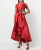 Elegante Hi-Lo Red Satin Mutter der Braut/Bräutigamkleider mit Rüschen a-line V-Ausschnitt Asymmetrische Länge Godmutter Kleider formelles Partykleid für Frauen