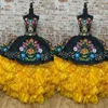 2022 Vintage Black Yellow Quinceanera Vestidos de estilo mexicano Flores bordadas de babados bordados de aranha sem alças