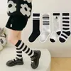 Chaussettes pour enfants chaussettes de sport à rayures blanches et noires pour écoles pour enfants bas de genou coréen Produits bébé pour garçons et filles D240513