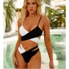 Costumi da bagno femminile a due pezzi triangoli bikini costumi da bagno femminile collezione di supporti in acciaio coreano in bianco e nero da bagno in bianco e nero j240510