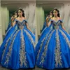 2023 Royal Blue und Gold Quinceanera Kleider von der Schulter Blumen Applique Perlen Perlen Prinzessin Süße 16 Kleiderabschluss