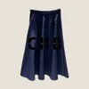 Produit féminin lancé un short à demi-jupe à capuche mince en nylon avec un matériau en nylon léger importé YB personnalisé SML