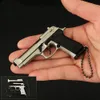 1: 3 afneembaar 92F Small Pistol Model Alloy Keychain Metal Pendant speelgoedpistool 7,5 cm kan niet schieten