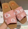 Designer -Sandals Donne Sandalo Woody Flat Mule Slide Slide Beige Bianco Black Black Pince Lettering Fuzzy Pelliccia Fuzzy Womens Summer Scarpe da estate