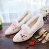 Casual schoenen Veoowalk Winter vrouwen Warm Faux Fur Smand Pointy Teen Flat Black Wit Pink Chinese geborduurde comfortabele slip op Ballets