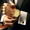 Montre-bracelets Une montre masculine dans un style commercial classique et élégant avec le calendrier de conception de niche haut de gamme Quartz