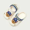 Sandalen Baby Cave Shoes Childrens Summer Cartoon verpakking schoenen Soft Sole Anti Slip Childrens SandalsL240510