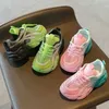 Sneakers Girls Shoes 2023 Spring and Autumn New Childrens Little White Big Kids Sports Dad som kör trend H240513