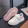 Sneakers dziecięce buty do krykieta wiosna i jesień nowe chłopcy dziewczęta szkolne spektakl Little White Korean Edition Middle Big Top Sofe Sole Sole Casual SH H240513
