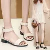 Kvinnors väska sandaler med 2024 sommarmode fransade mitten av häl romerska tjocka klackar och högklackade skoessandaler saa skor