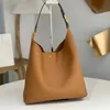 10A Designer Bag Vintage Hardware en Tassel hangers strakke lijnen en zachte casual silhouette dameshobo handtas