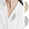 Broches Luxury Rhingestone Metal Feather Brooch Pearl Abel épingles pour femmes Sweather Shawl Shirt Bijoux Accessoires