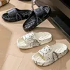 Moda yaz karikatür ayı erkekler ev ayakkabıları nazik olmayan yumuşak kapalı slaytlar kıvrak rahat sandaletler çift terlik kadınları flip floplar 240509