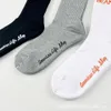 Herrensocken strahlt japanische trendige Markensocken für Herren und Frauen mit mittlerer Länge mitteldickte Handtuchboden Basketball High Top Calf Socken Instagram