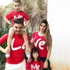 Familienübergreifende Outfits 1PCS Love Me Family Shirts Valentinstag passende Kleidung Daddy Mommy und ich Familie Matching T-Shirt Love Me T-Shirt Outfits T240513