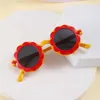 Lunettes de soleil Childrens mignon cartoon fleur coeur Nouveau verres ronds Couleur de mode Bébé garçons et filles D240514