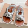 Nuevas sandalias de diseñador Flip Flip Flip Bottoms Zapatos de playa Mocasines Fashion Fashion Flower Brocade Slippers de cuero Plataforma de zapato caliente de cuero