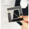 23SS Fashion Brand Letter Designer Brooches LETTRES HAUTES LA LAPEL PINS FEMMES Men Crystal Pearl épingle METAL METAL JEWERLRY ACCESSOIRES GADE avec une figure