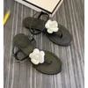 Kvinnor Sandaler Summer Fashion Leisure Flat Bottom Shoes Designer Flowers Leather Flip-Flops Outdoor Sandbeach Ankle Strap Sandal Comfort