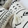 Kudde Dunxdeco täcker dekorativt midjefodral Nordiska geometriska vita svarta linjer Tuftade tofsar moderna soffa stol kusin