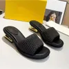 Sommer neue Breitbandsandalen in Schaffell -Stoff Skulptur Absatz Metal F Baguette Muster Größen mit Box DH