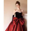 Abschlussballkleider Neue Mutter der Braut Kleid eine Linie formelle bodenlange Plus-Größe Falten Custom Kleid Batteau Long Prinzessin Satin Perlen Applique Abend Graduierungskleid