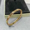 Unikalna bransoletka z paniedowego uroku zaprojektowana dla miłośników wysokiej koniczyny z 18 -karatowym różowym złotem z powszechnym Vanleyem
